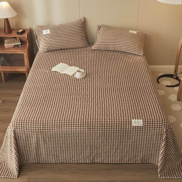 91家纺网 家纺一手货源 找家纺 早晨家纺 2025新款豆豆款高克重牛奶绒菠萝格无印风床单 豆豆绒-小格咖