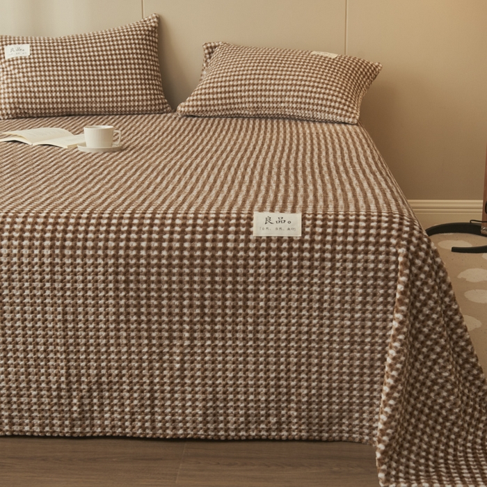 91家纺网 家纺一手货源 找家纺 早晨家纺 2025新款豆豆款高克重牛奶绒菠萝格无印风床单 豆豆绒-小格咖