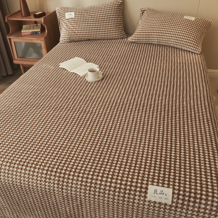 91家纺网 家纺一手货源 找家纺 早晨家纺 2025新款豆豆款高克重牛奶绒菠萝格无印风床单 豆豆绒-小格咖