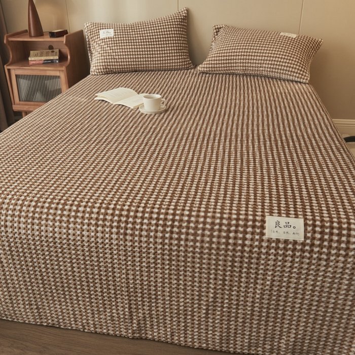 91家纺网 家纺一手货源 找家纺 早晨家纺 2025新款豆豆款高克重牛奶绒菠萝格无印风床单 豆豆绒-小格咖