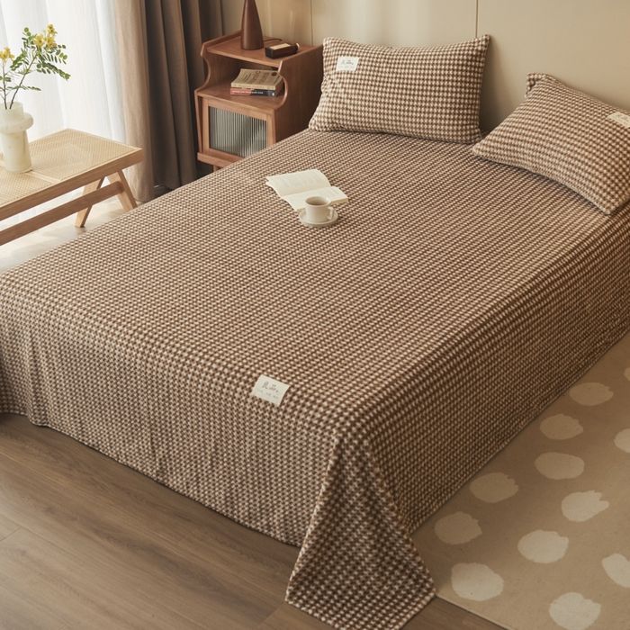 91家纺网 家纺一手货源 找家纺 早晨家纺 2025新款豆豆款高克重牛奶绒菠萝格无印风床单 豆豆绒-小格咖