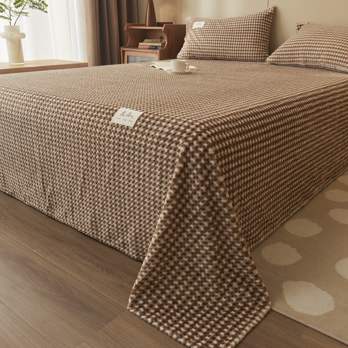 91家纺网 家纺一手货源 找家纺 早晨家纺 2025新款豆豆款高克重牛奶绒菠萝格无印风床单 豆豆绒-小格咖