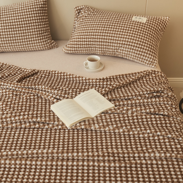 91家纺网 家纺一手货源 找家纺 早晨家纺 2025新款豆豆款高克重牛奶绒菠萝格无印风床单 豆豆绒-小格咖