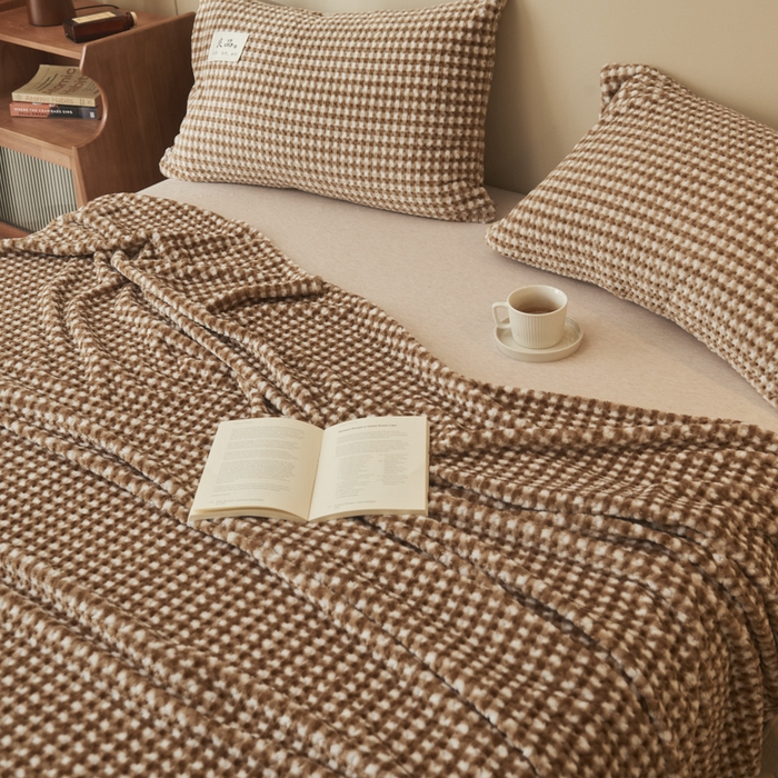 91家纺网 家纺一手货源 找家纺 早晨家纺 2025新款豆豆款高克重牛奶绒菠萝格无印风床单 豆豆绒-小格咖