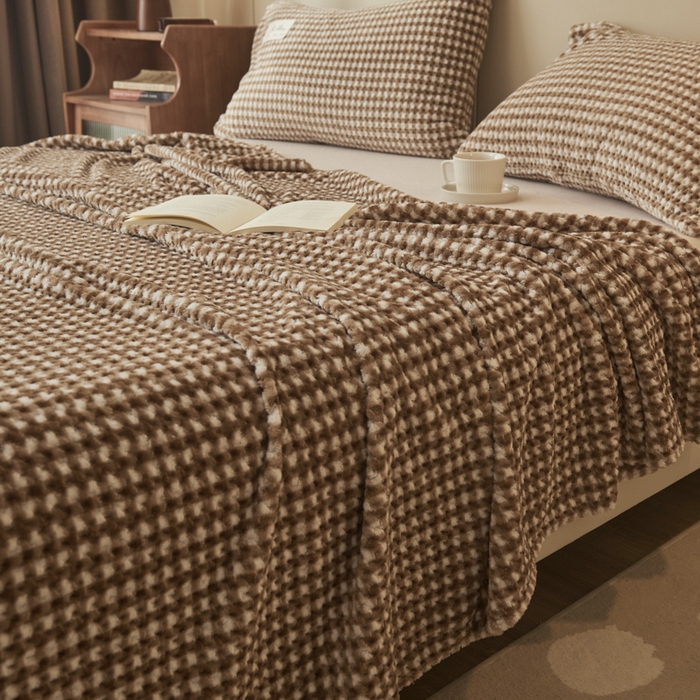 91家纺网 家纺一手货源 找家纺 早晨家纺 2025新款豆豆款高克重牛奶绒菠萝格无印风床单 豆豆绒-小格咖