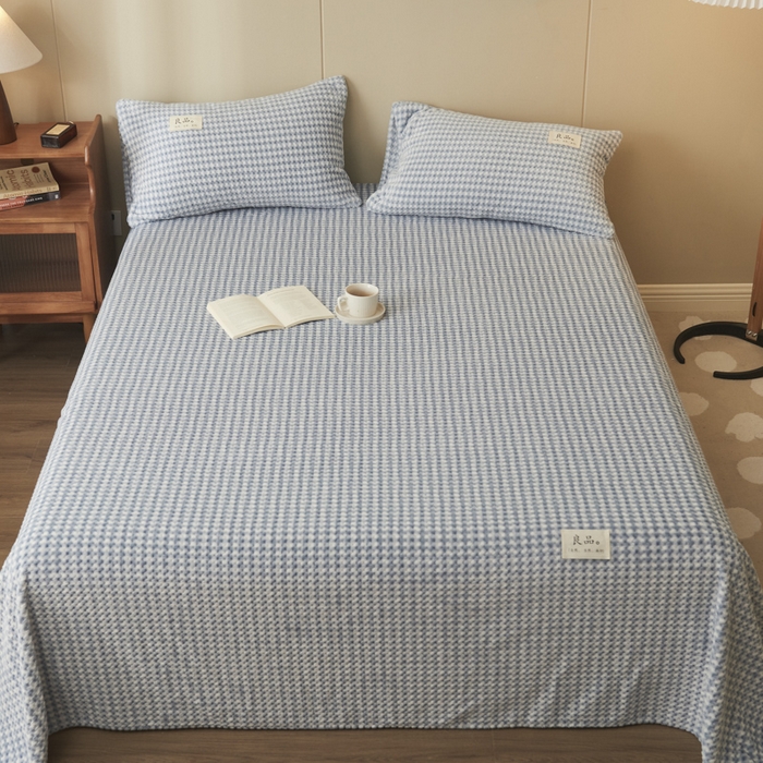 91家纺网 家纺一手货源 找家纺 早晨家纺 2025新款豆豆款高克重牛奶绒菠萝格无印风床单 豆豆绒-小格蓝