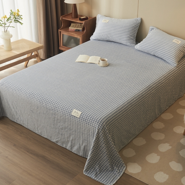 91家纺网 家纺一手货源 找家纺 早晨家纺 2025新款豆豆款高克重牛奶绒菠萝格无印风床单 豆豆绒-小格蓝