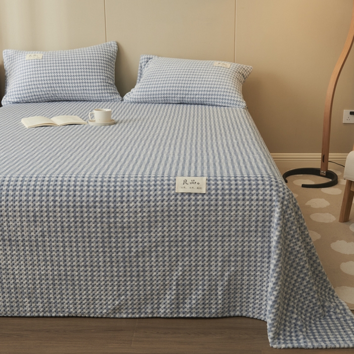 91家纺网 家纺一手货源 找家纺 早晨家纺 2025新款豆豆款高克重牛奶绒菠萝格无印风床单 豆豆绒-小格蓝