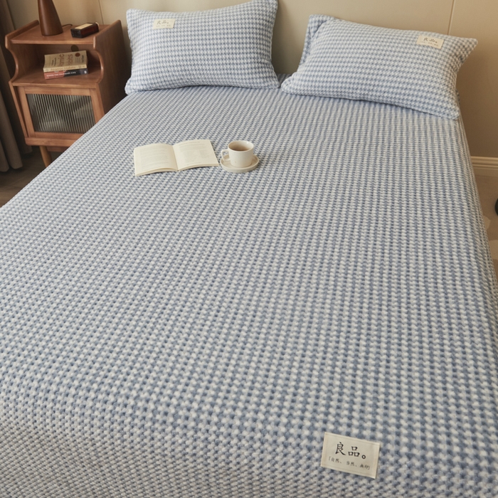91家纺网 家纺一手货源 找家纺 早晨家纺 2025新款豆豆款高克重牛奶绒菠萝格无印风床单 豆豆绒-小格蓝