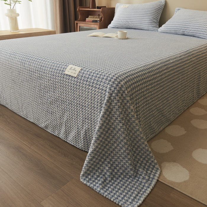 91家纺网 家纺一手货源 找家纺 早晨家纺 2025新款豆豆款高克重牛奶绒菠萝格无印风床单 豆豆绒-小格蓝