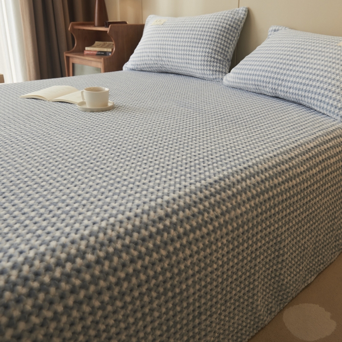 91家纺网 家纺一手货源 找家纺 早晨家纺 2025新款豆豆款高克重牛奶绒菠萝格无印风床单 豆豆绒-小格蓝