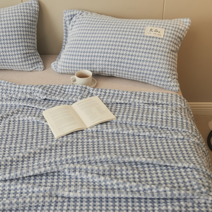 91家纺网 家纺一手货源 找家纺 早晨家纺 2025新款豆豆款高克重牛奶绒菠萝格无印风床单 豆豆绒-小格蓝
