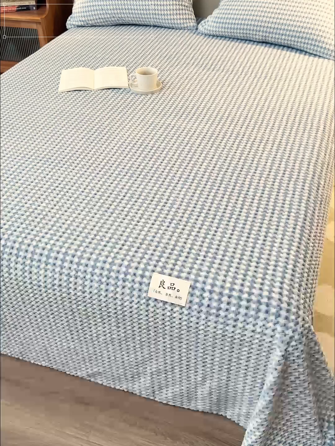91家纺网 家纺一手货源 找家纺 早晨家纺 2025新款豆豆款高克重牛奶绒菠萝格无印风床单 豆豆绒-小格蓝