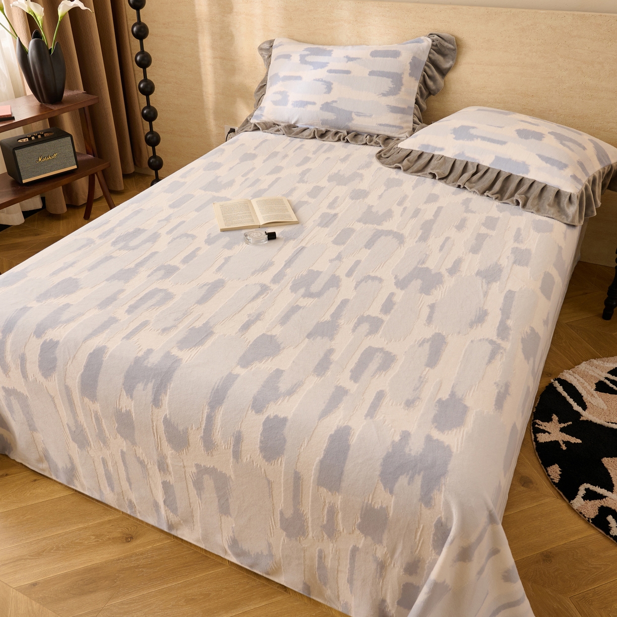 91家纺网 家纺一手货源 找家纺 早晨家纺 2025新款高克重牛奶绒烂花单品床单 淡云纹