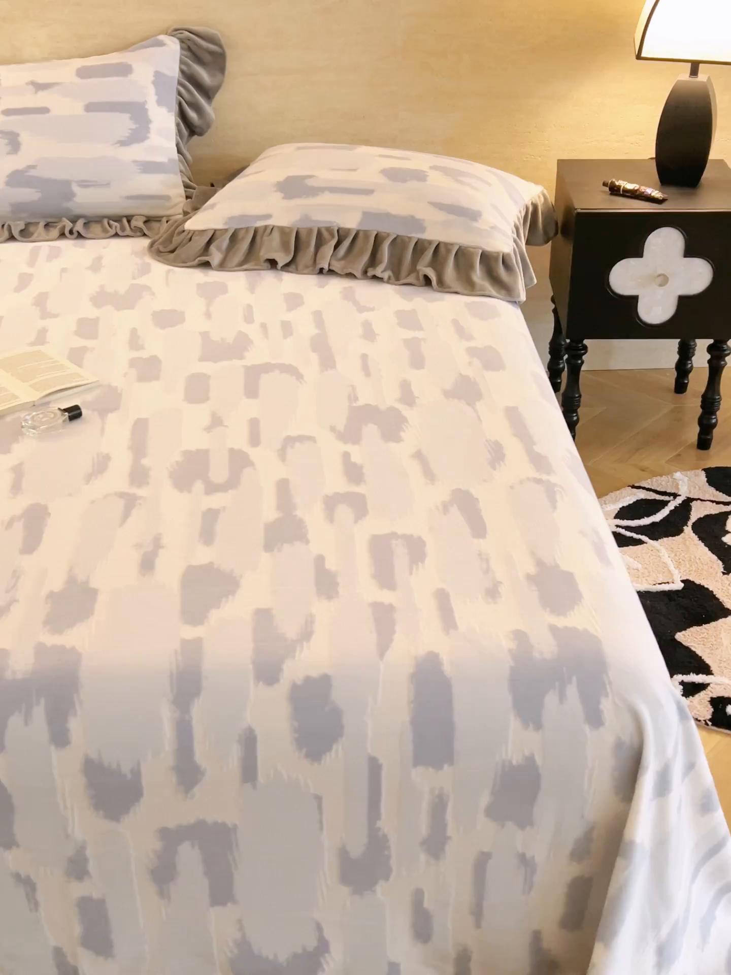 91家纺网 家纺一手货源 找家纺 早晨家纺 2025新款高克重牛奶绒烂花单品床单 淡云纹