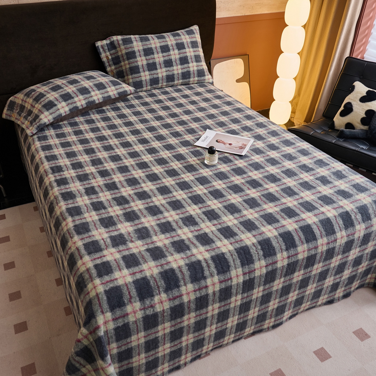 91家纺网 家纺一手货源 找家纺 早晨家纺 2025新款230g羊驼绒复古格牛奶绒床单 雾里青格