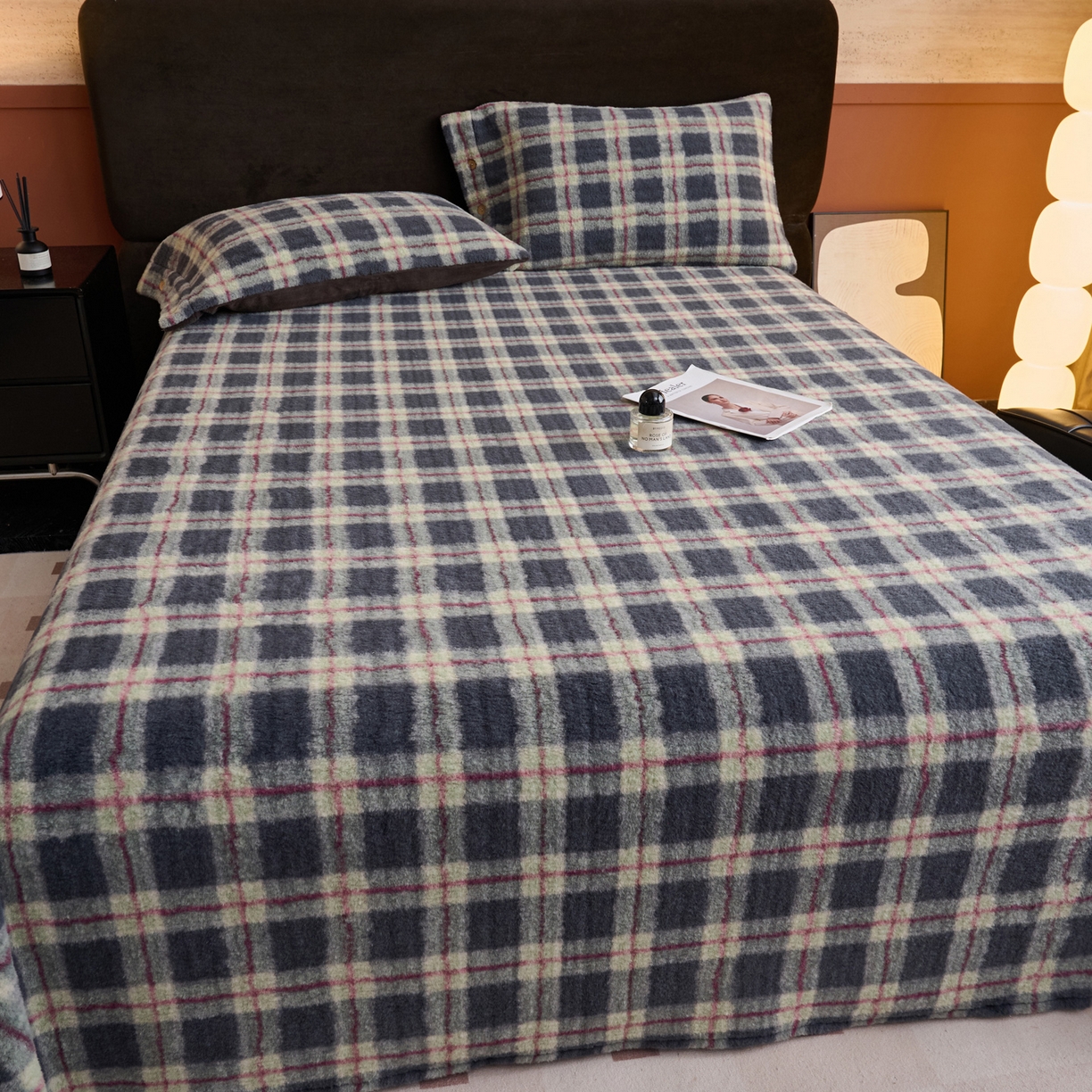 91家纺网 家纺一手货源 找家纺 早晨家纺 2025新款230g羊驼绒复古格牛奶绒床单 雾里青格