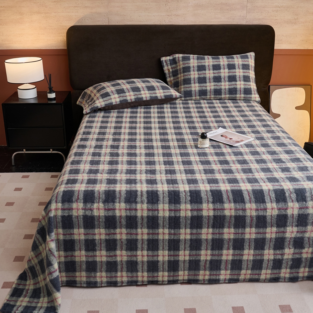 91家纺网 家纺一手货源 找家纺 早晨家纺 2025新款230g羊驼绒复古格牛奶绒床单 雾里青格