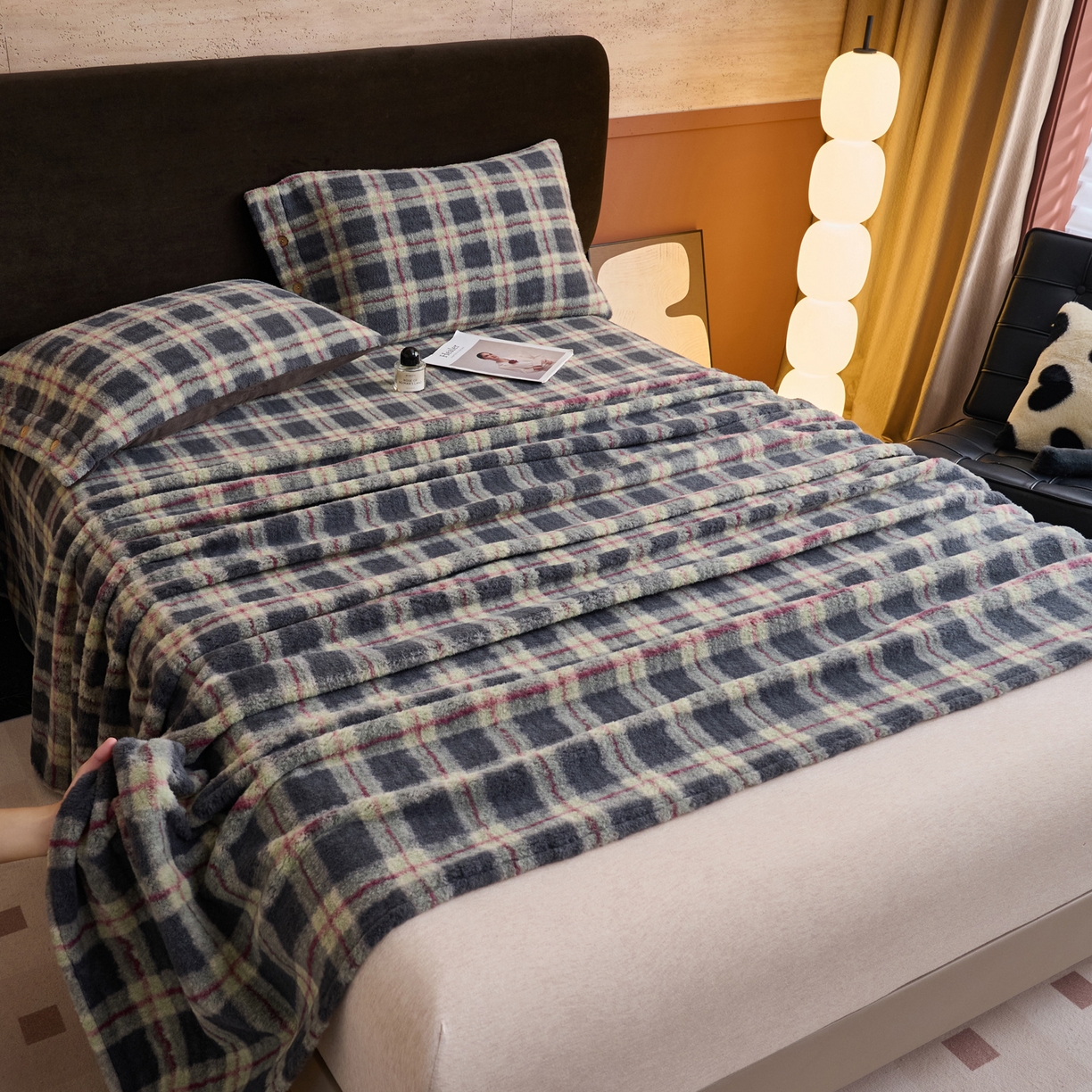 91家纺网 家纺一手货源 找家纺 早晨家纺 2025新款230g羊驼绒复古格牛奶绒床单 雾里青格