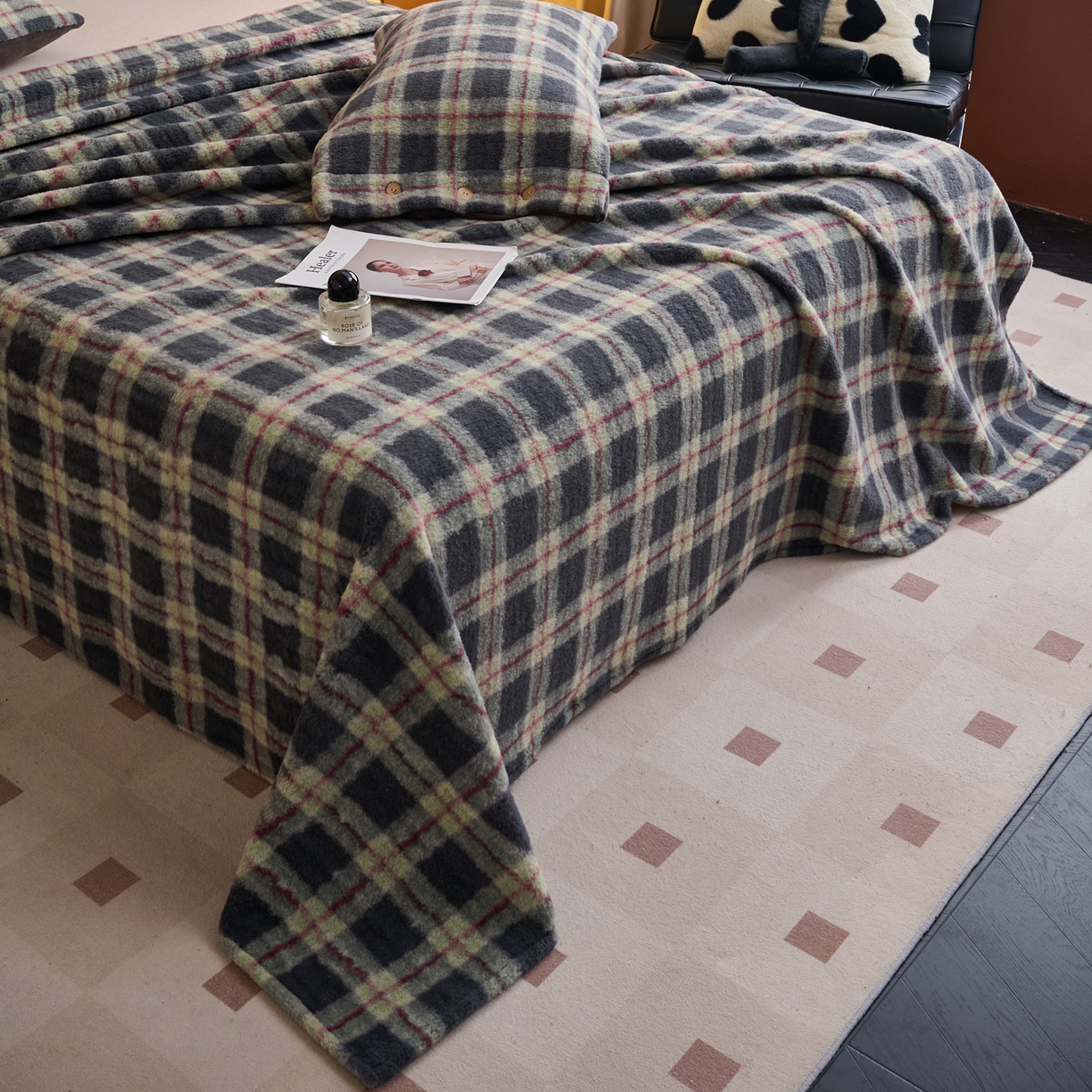 91家纺网 家纺一手货源 找家纺 早晨家纺 2025新款230g羊驼绒复古格牛奶绒床单 雾里青格