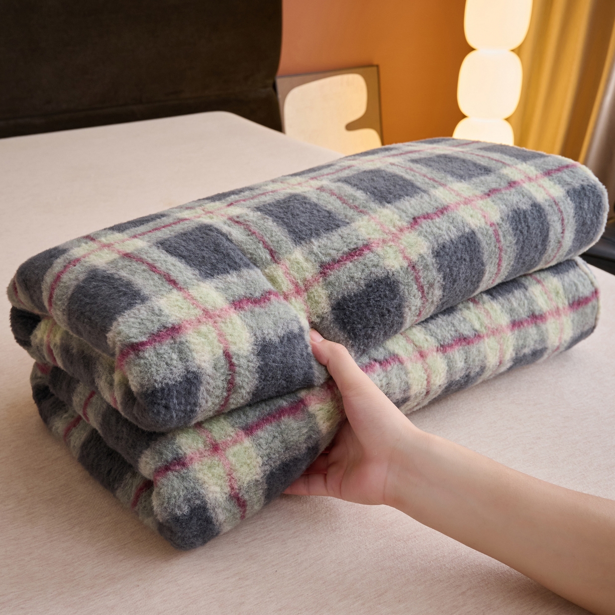 91家纺网 家纺一手货源 找家纺 早晨家纺 2025新款230g羊驼绒复古格牛奶绒床单 雾里青格