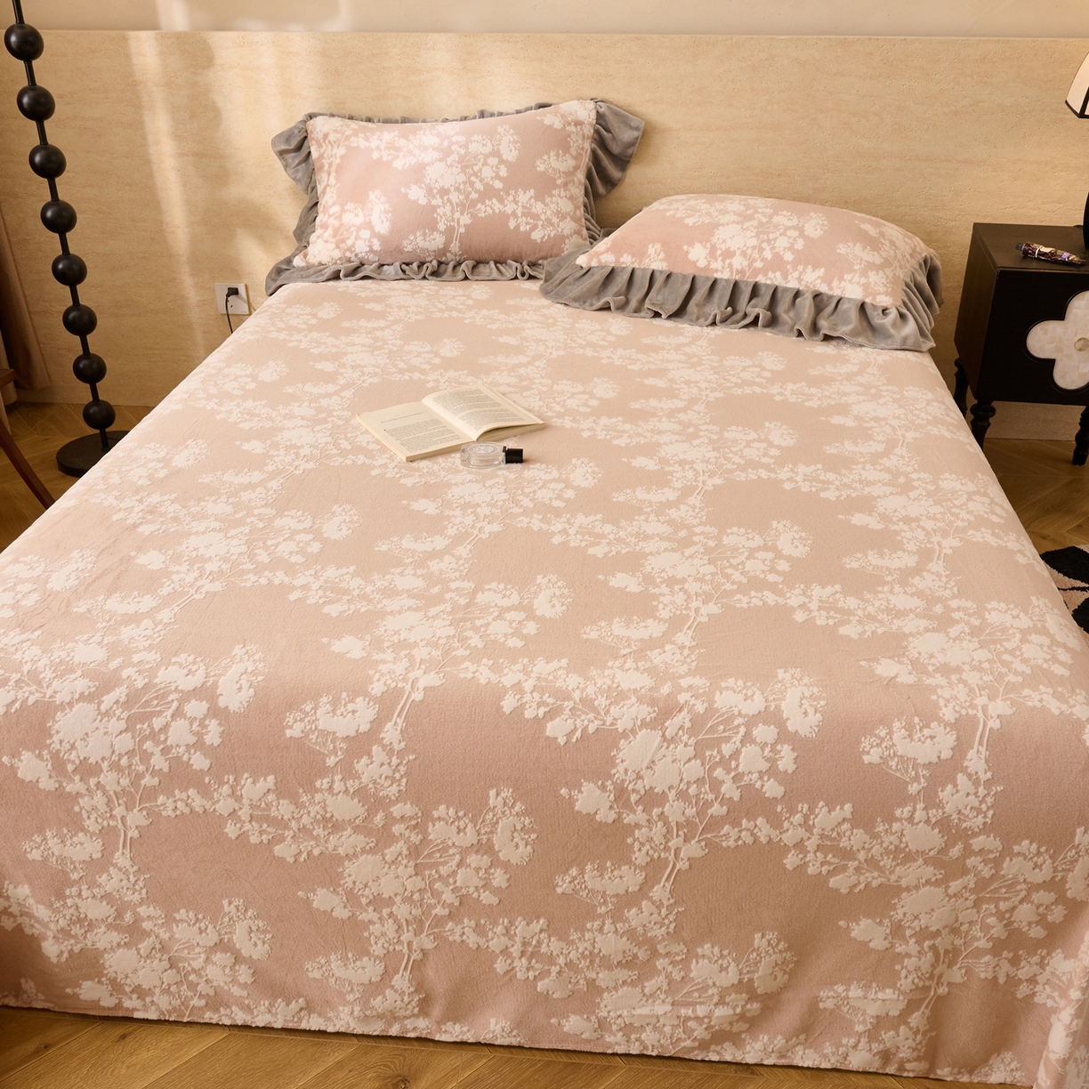 91家纺网 家纺一手货源 找家纺 早晨家纺 2025新款高克重牛奶绒烂花单品床单 粉花眠