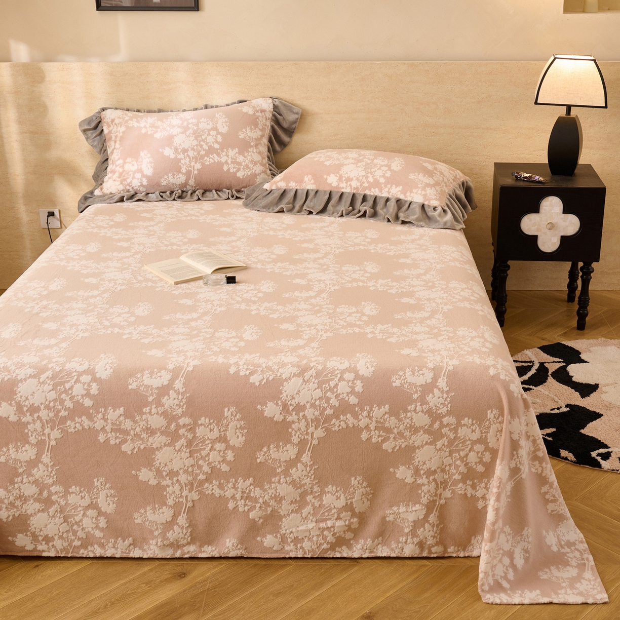 91家纺网 家纺一手货源 找家纺 早晨家纺 2025新款高克重牛奶绒烂花单品床单 粉花眠