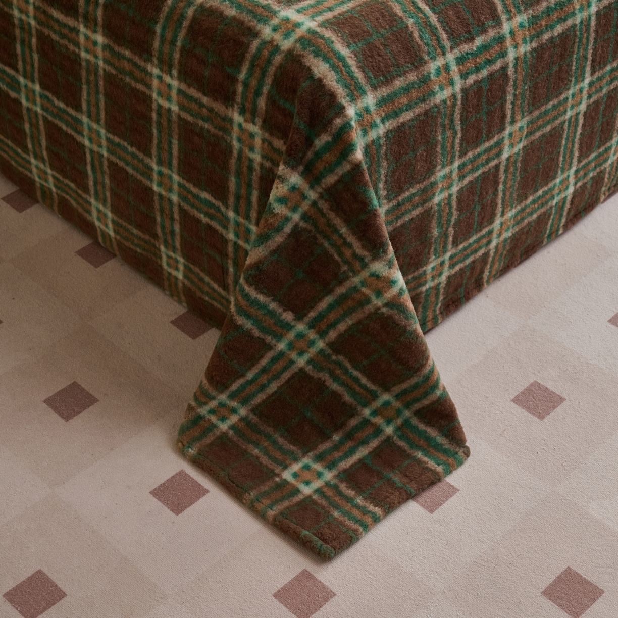 91家纺网 家纺一手货源 找家纺 早晨家纺 2025新款230g羊驼绒复古格牛奶绒床单 巴宝格