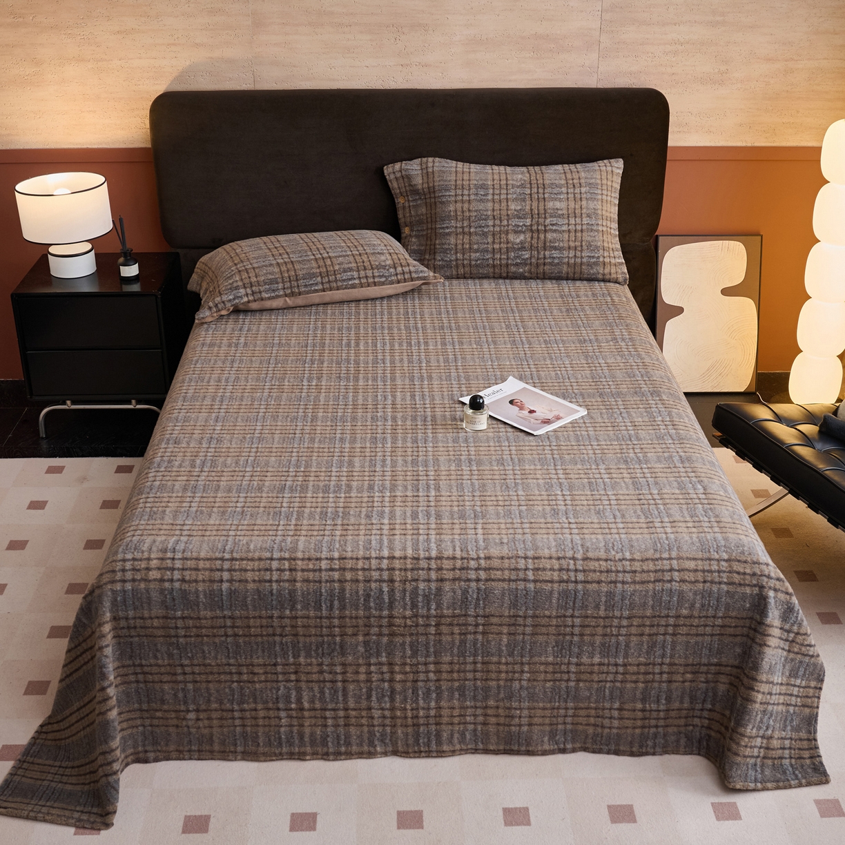 91家纺网 家纺一手货源 找家纺 早晨家纺 2025新款230g羊驼绒复古格牛奶绒床单 牧羊格