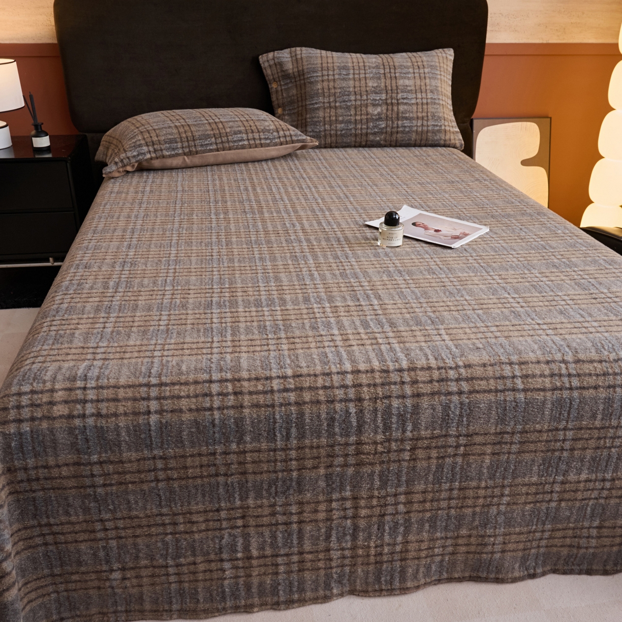 91家纺网 家纺一手货源 找家纺 早晨家纺 2025新款230g羊驼绒复古格牛奶绒床单 牧羊格