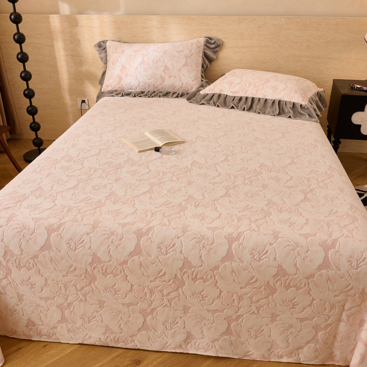 91家纺网 家纺一手货源 找家纺 早晨家纺 2025新款高克重牛奶绒烂花单品床单 粉花漾