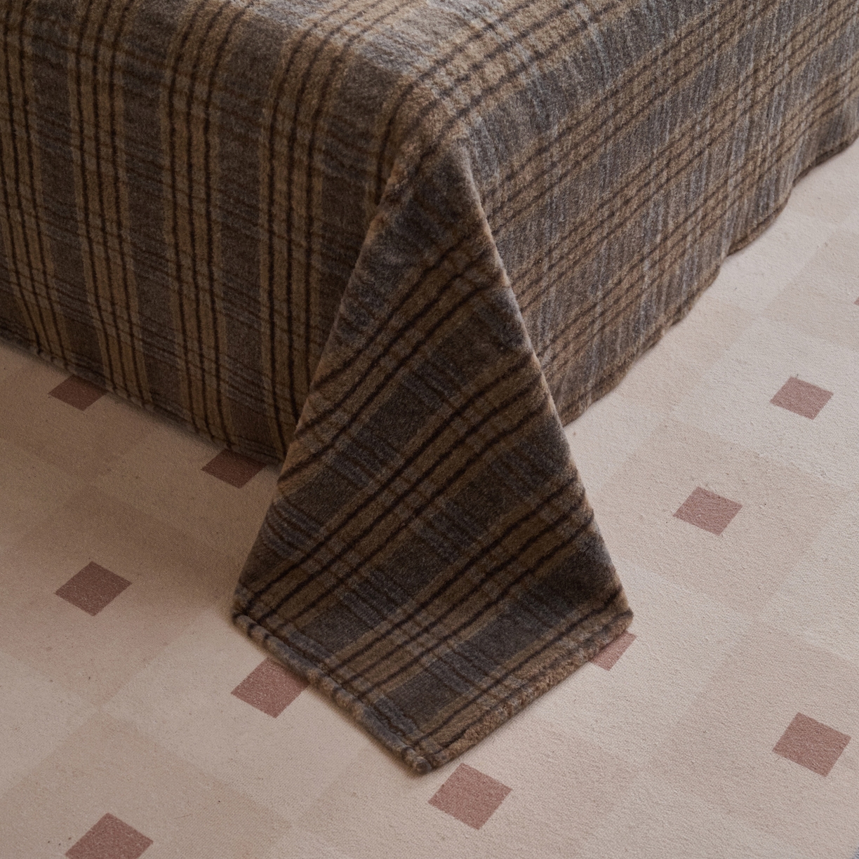 91家纺网 家纺一手货源 找家纺 早晨家纺 2025新款230g羊驼绒复古格牛奶绒床单 牧羊格