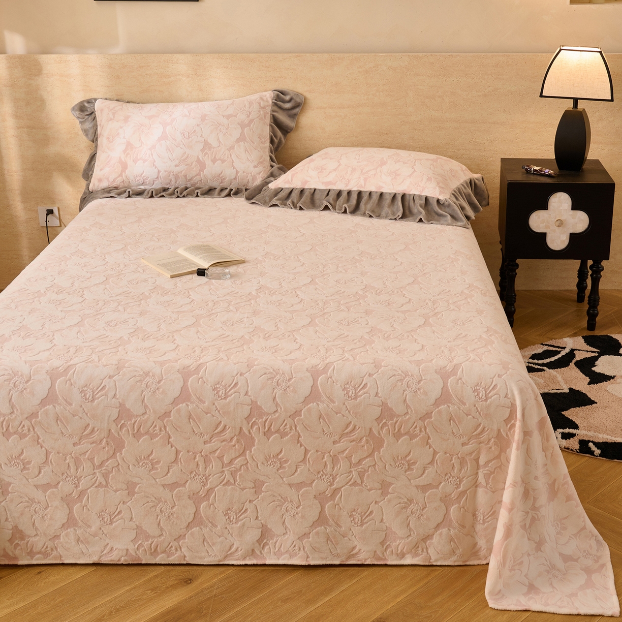 91家纺网 家纺一手货源 找家纺 早晨家纺 2025新款高克重牛奶绒烂花单品床单 粉花漾