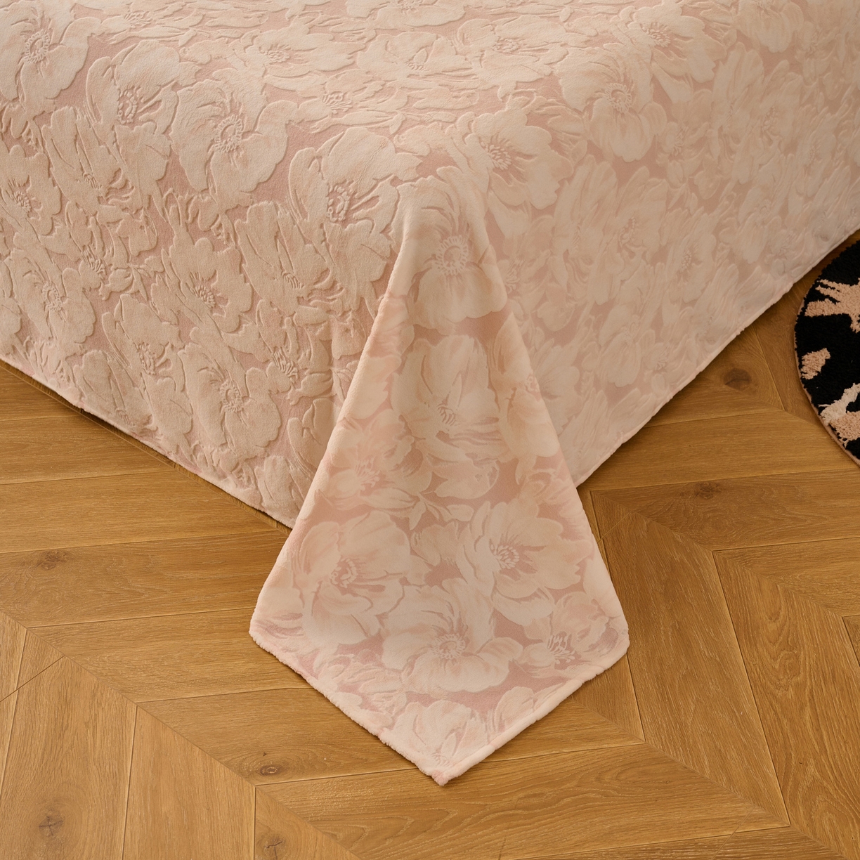 91家纺网 家纺一手货源 找家纺 早晨家纺 2025新款高克重牛奶绒烂花单品床单 粉花漾