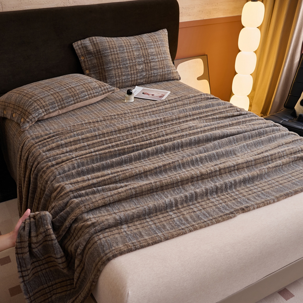 91家纺网 家纺一手货源 找家纺 早晨家纺 2025新款230g羊驼绒复古格牛奶绒床单 牧羊格