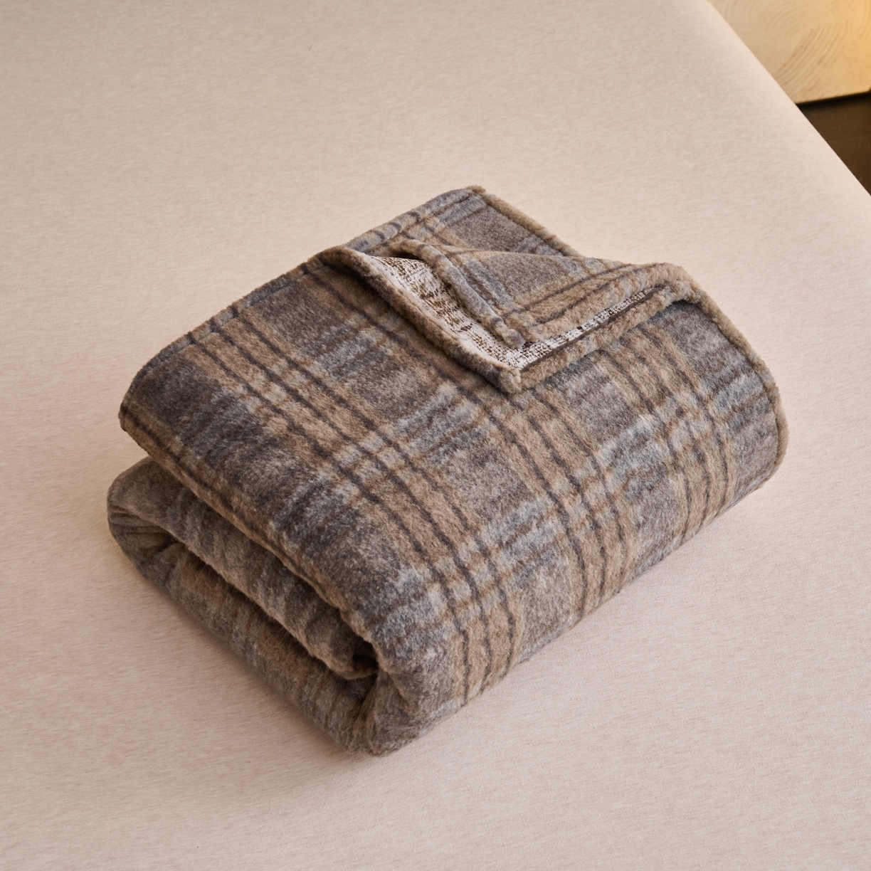 91家纺网 家纺一手货源 找家纺 早晨家纺 2025新款230g羊驼绒复古格牛奶绒床单 牧羊格