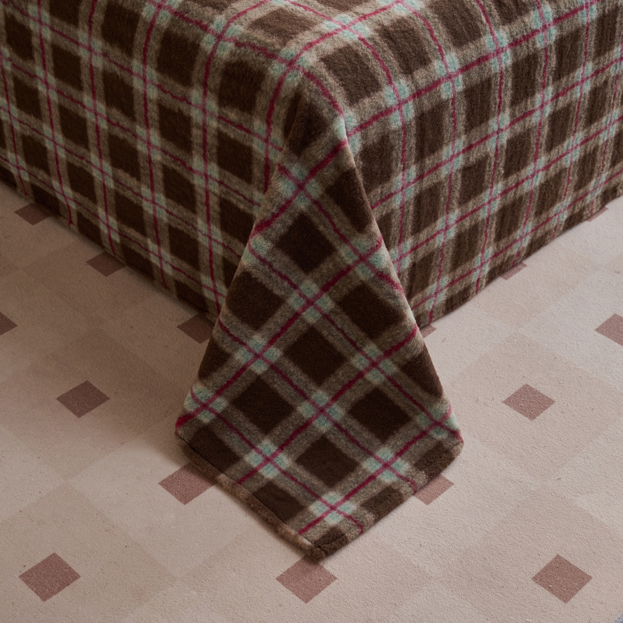 91家纺网 家纺一手货源 找家纺 早晨家纺 2025新款230g羊驼绒复古格牛奶绒床单 慕池格