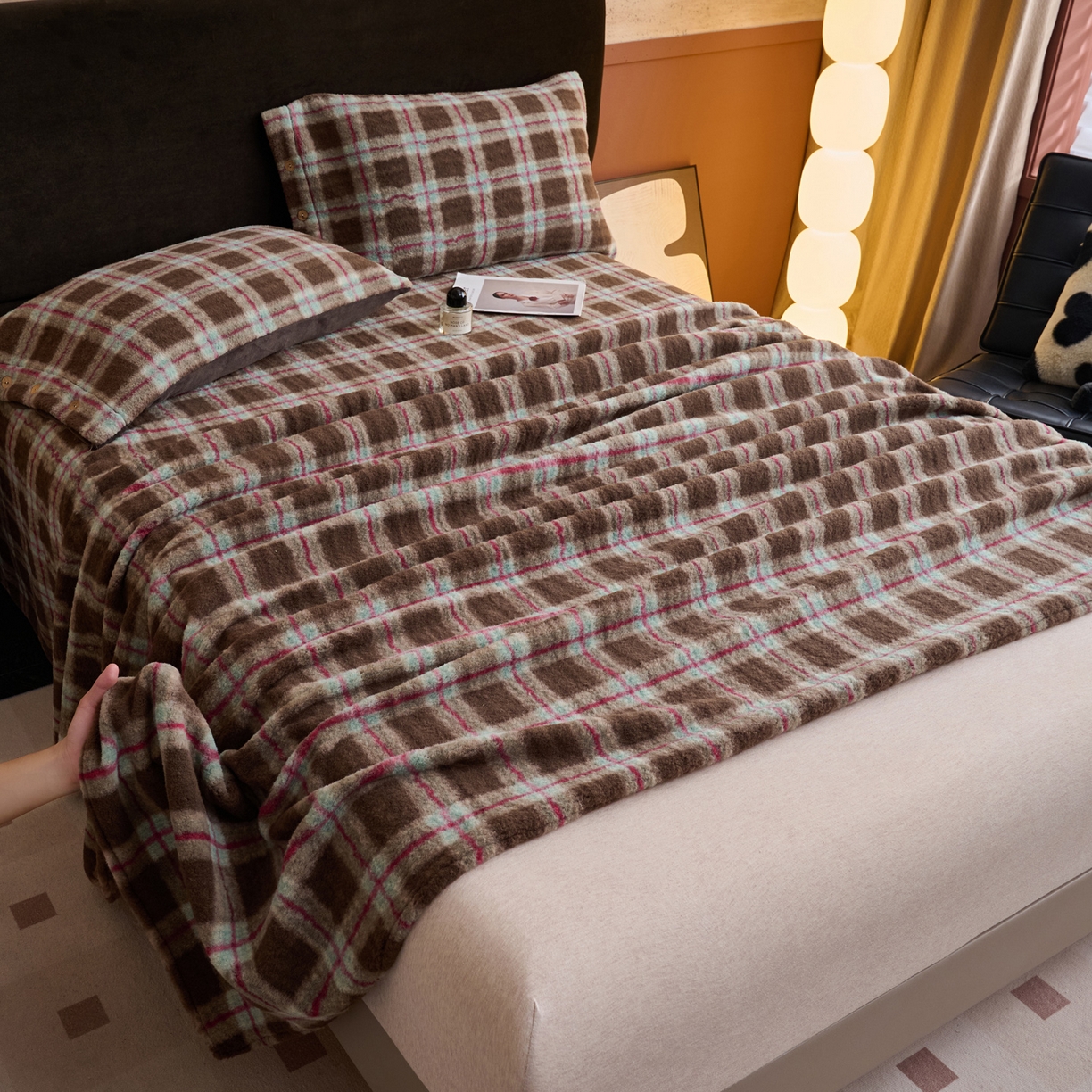 91家纺网 家纺一手货源 找家纺 早晨家纺 2025新款230g羊驼绒复古格牛奶绒床单 慕池格