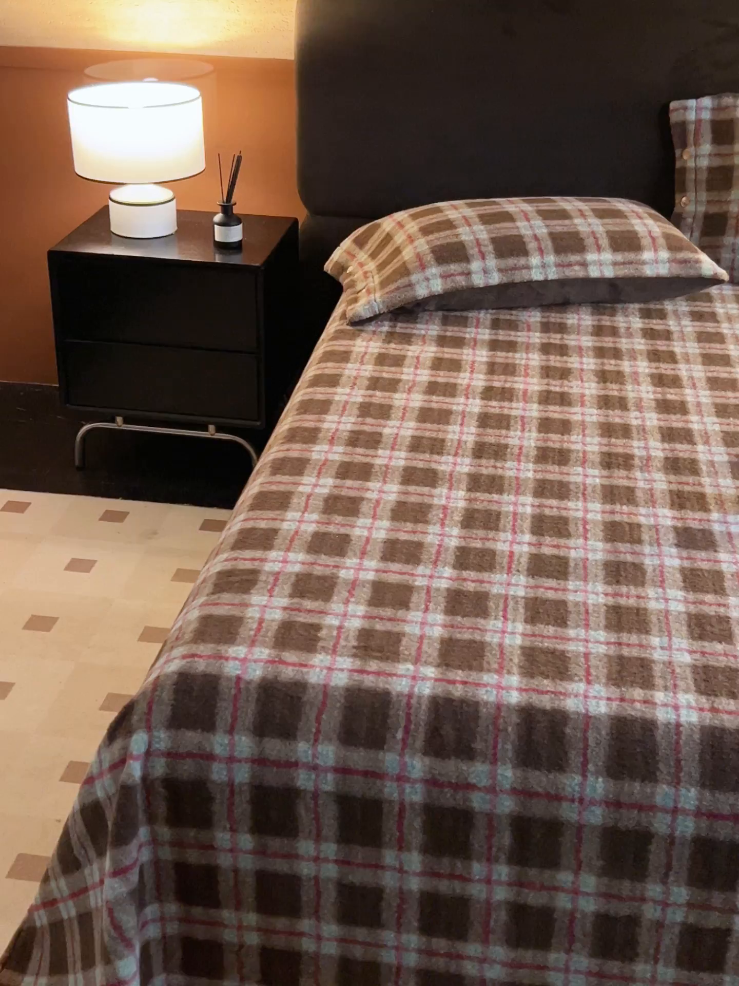 91家纺网 家纺一手货源 找家纺 早晨家纺 2025新款230g羊驼绒复古格牛奶绒床单 慕池格