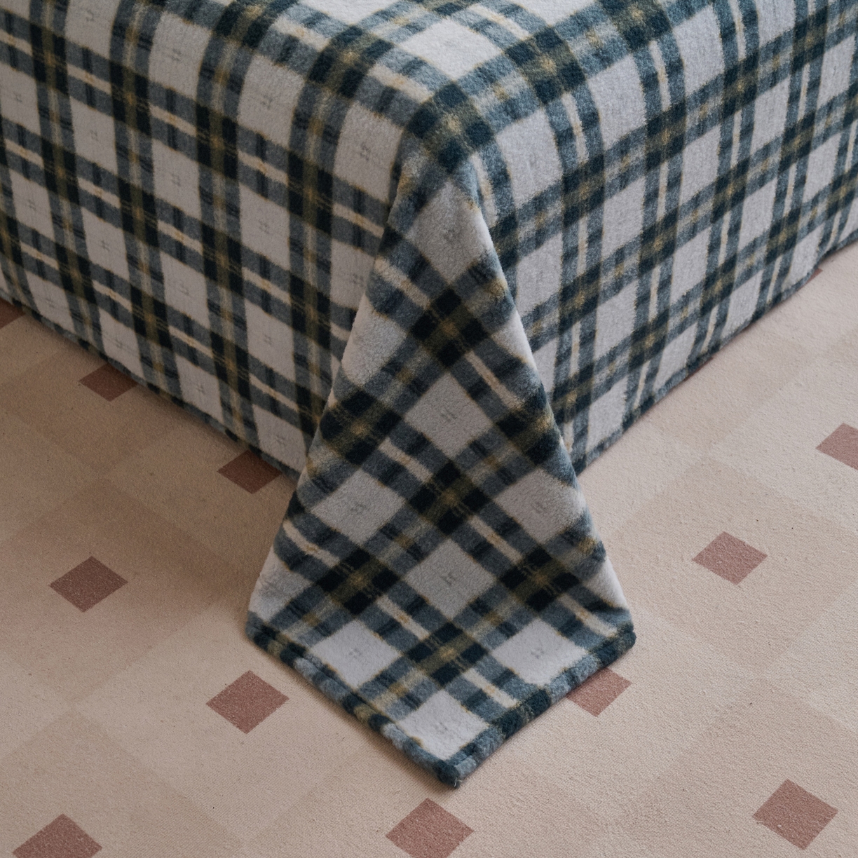 91家纺网 家纺一手货源 找家纺 早晨家纺 2025新款230g羊驼绒复古格牛奶绒床单 威尔士亲格