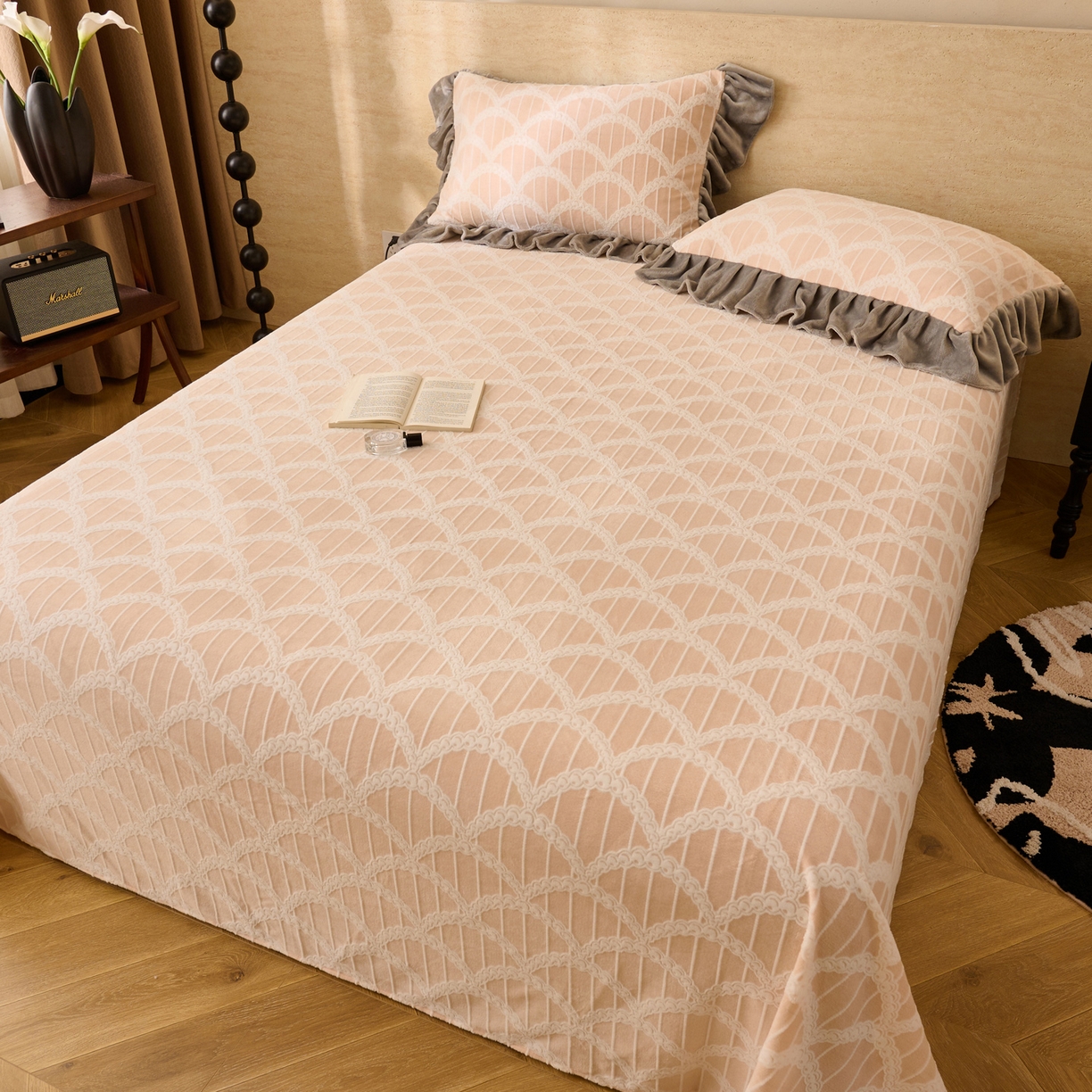 91家纺网 家纺一手货源 找家纺 早晨家纺 2025新款高克重牛奶绒烂花单品床单 粉庭扇韵