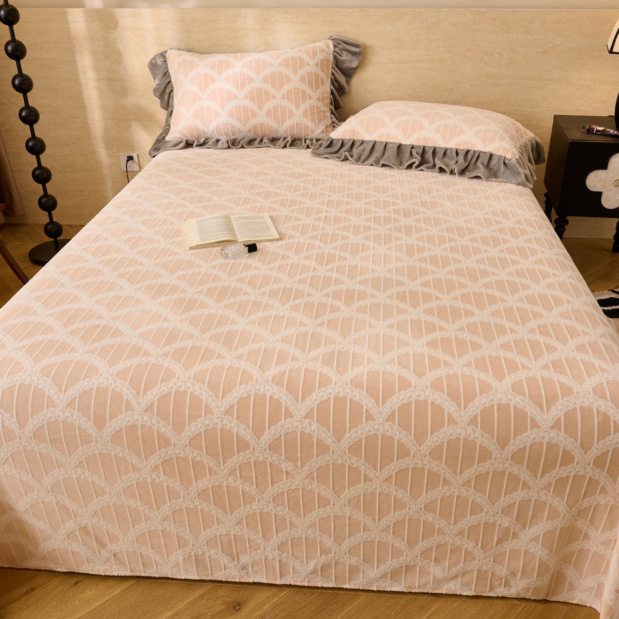 91家纺网 家纺一手货源 找家纺 早晨家纺 2025新款高克重牛奶绒烂花单品床单 粉庭扇韵