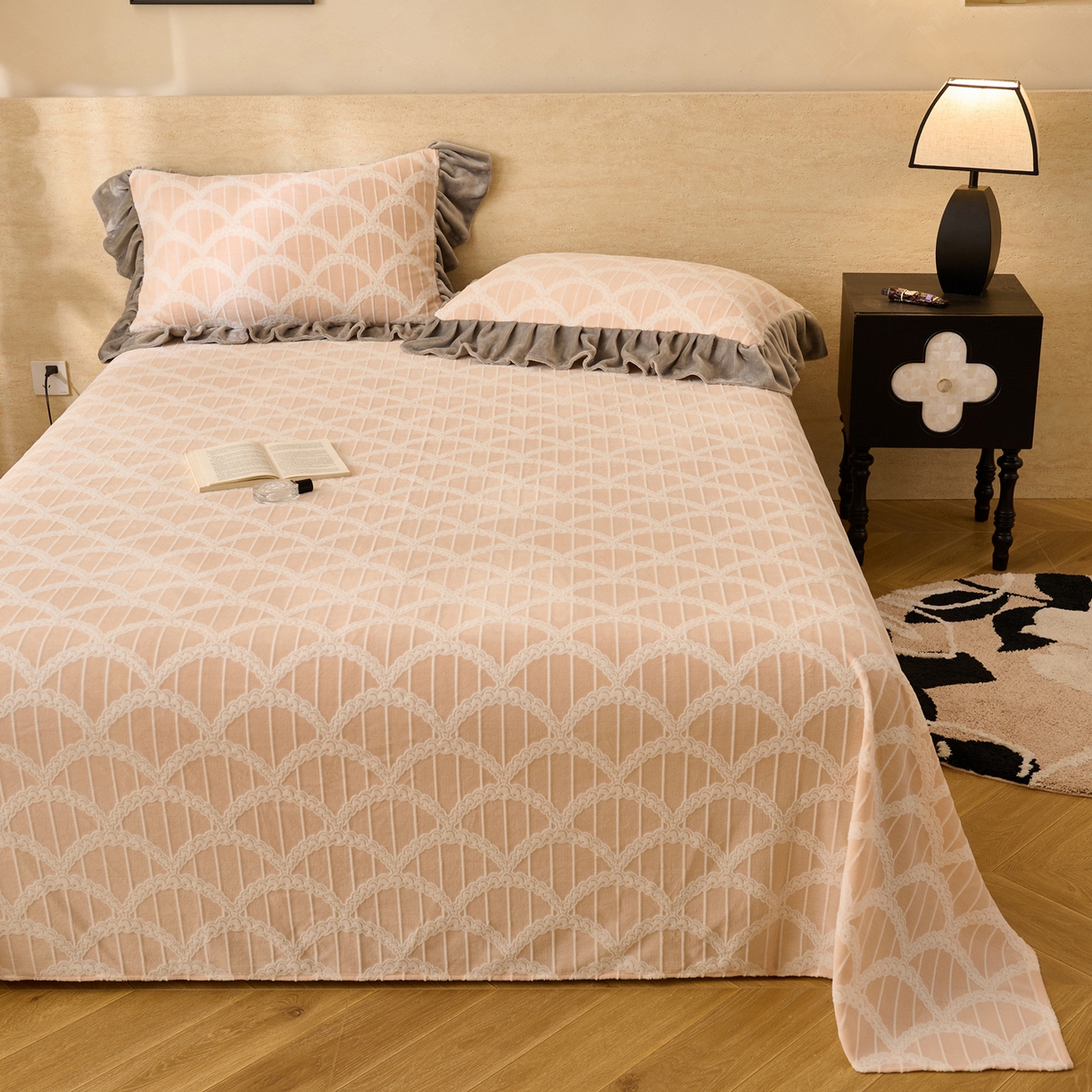 91家纺网 家纺一手货源 找家纺 早晨家纺 2025新款高克重牛奶绒烂花单品床单 粉庭扇韵