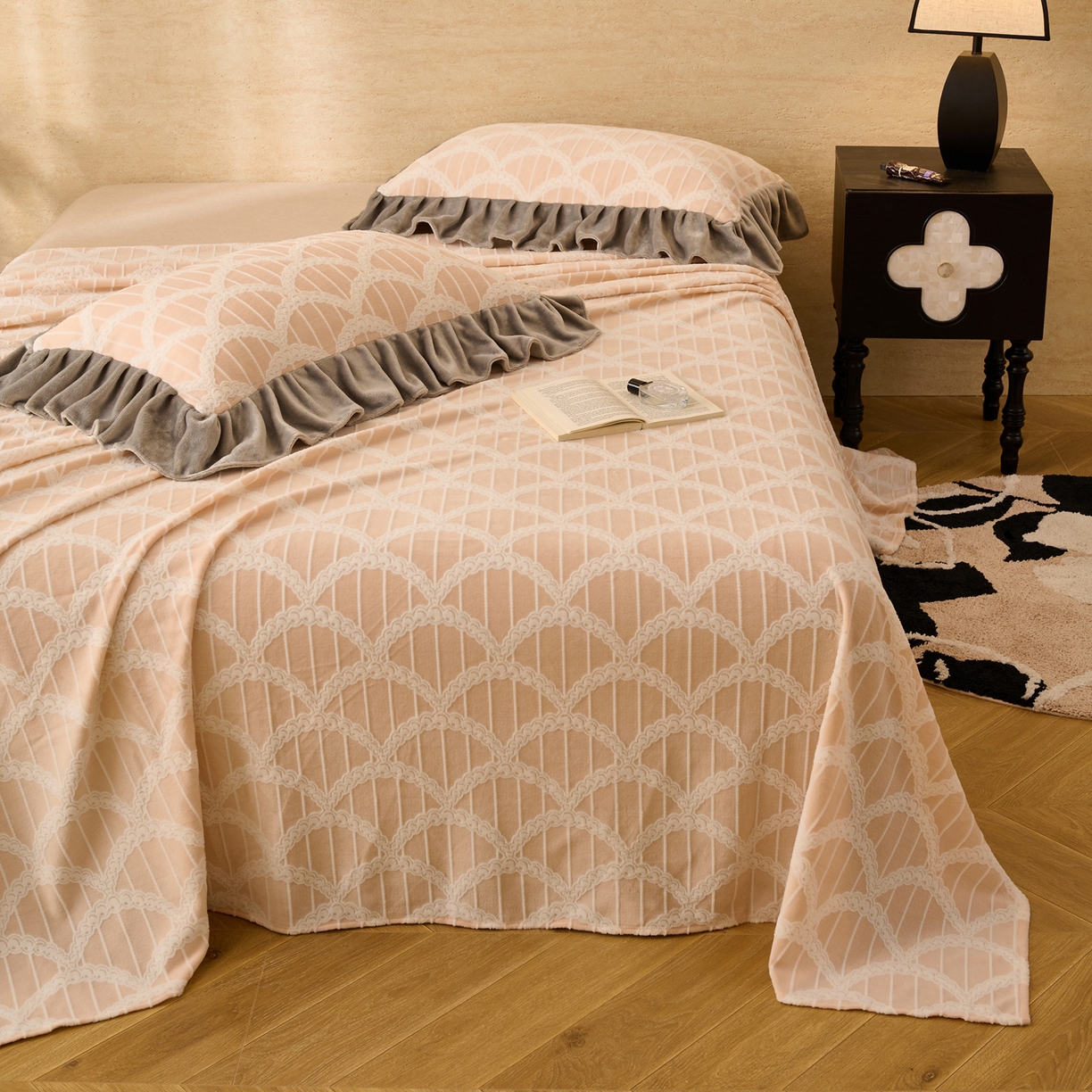 91家纺网 家纺一手货源 找家纺 早晨家纺 2025新款高克重牛奶绒烂花单品床单 粉庭扇韵