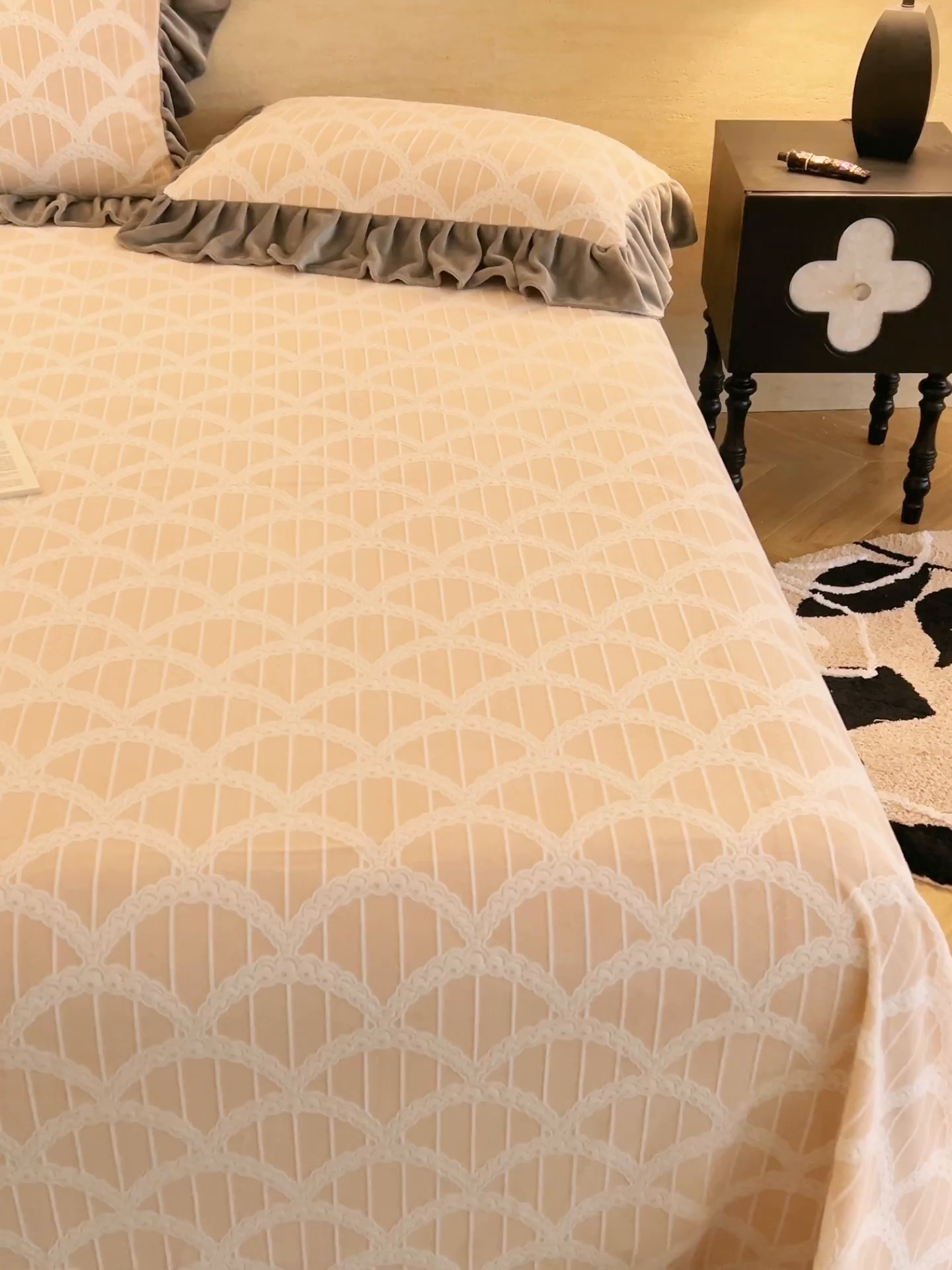 91家纺网 家纺一手货源 找家纺 早晨家纺 2025新款高克重牛奶绒烂花单品床单 粉庭扇韵