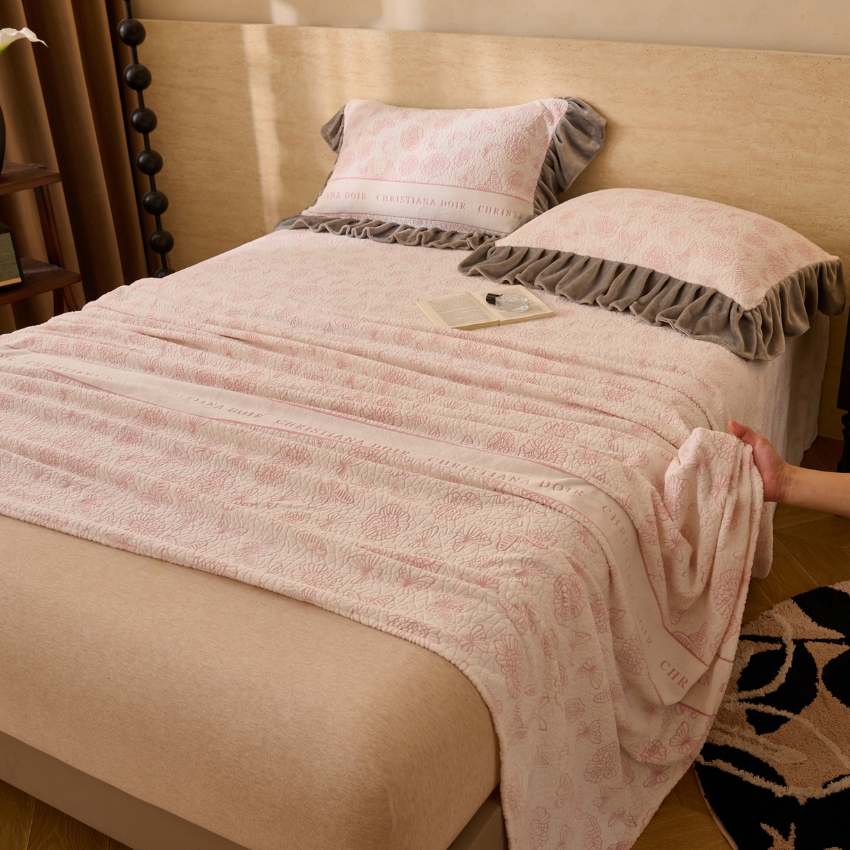 91家纺网 家纺一手货源 找家纺 早晨家纺 2025新款高克重牛奶绒烂花单品床单 粉絮