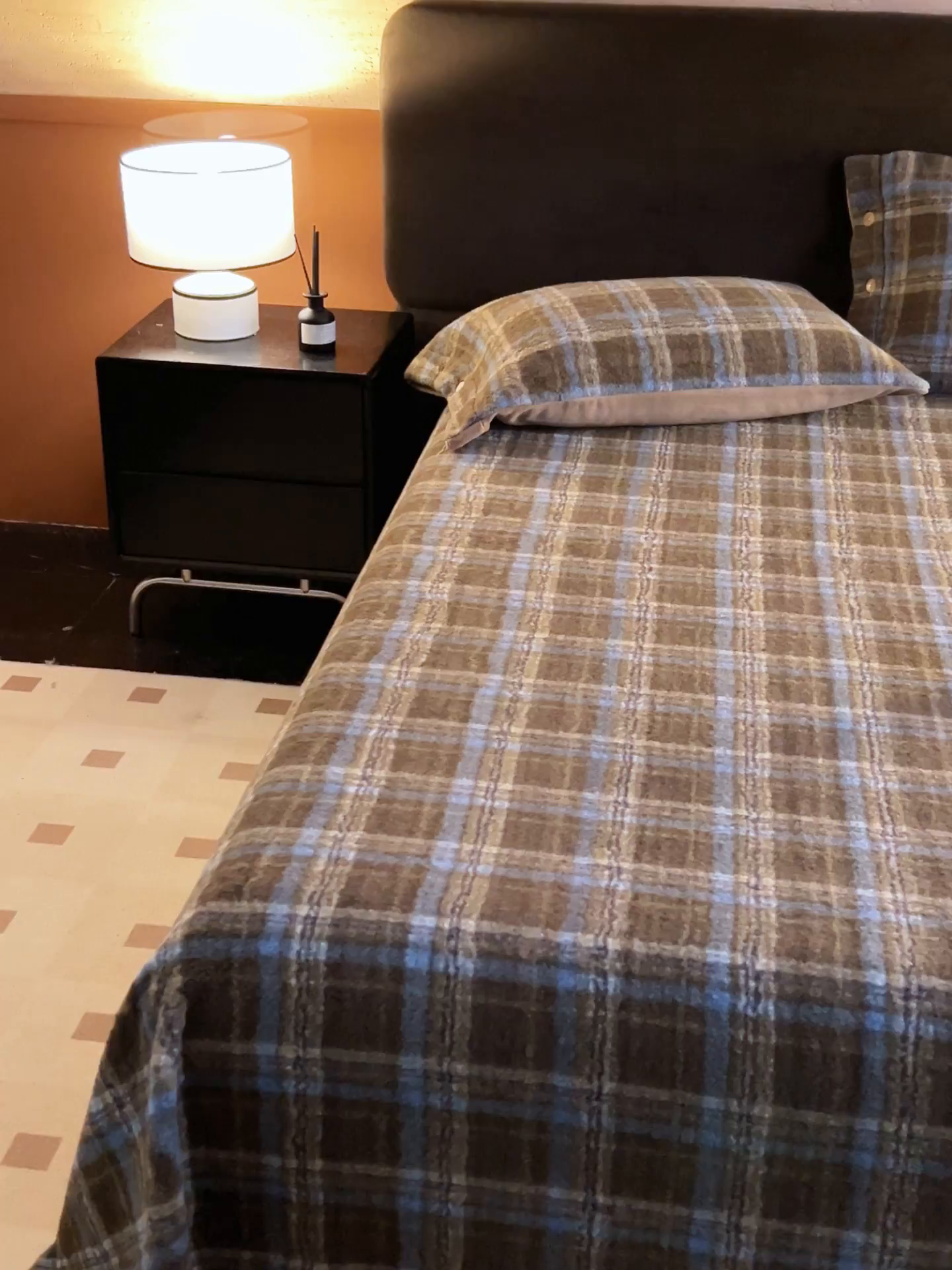 91家纺网 家纺一手货源 找家纺 早晨家纺 2025新款230g羊驼绒复古格牛奶绒床单 维系咖格