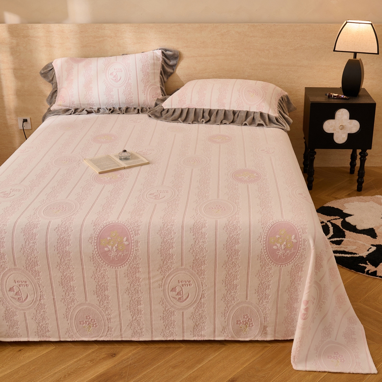 91家纺网 家纺一手货源 找家纺 早晨家纺 2025新款高克重牛奶绒烂花单品床单 粉韵