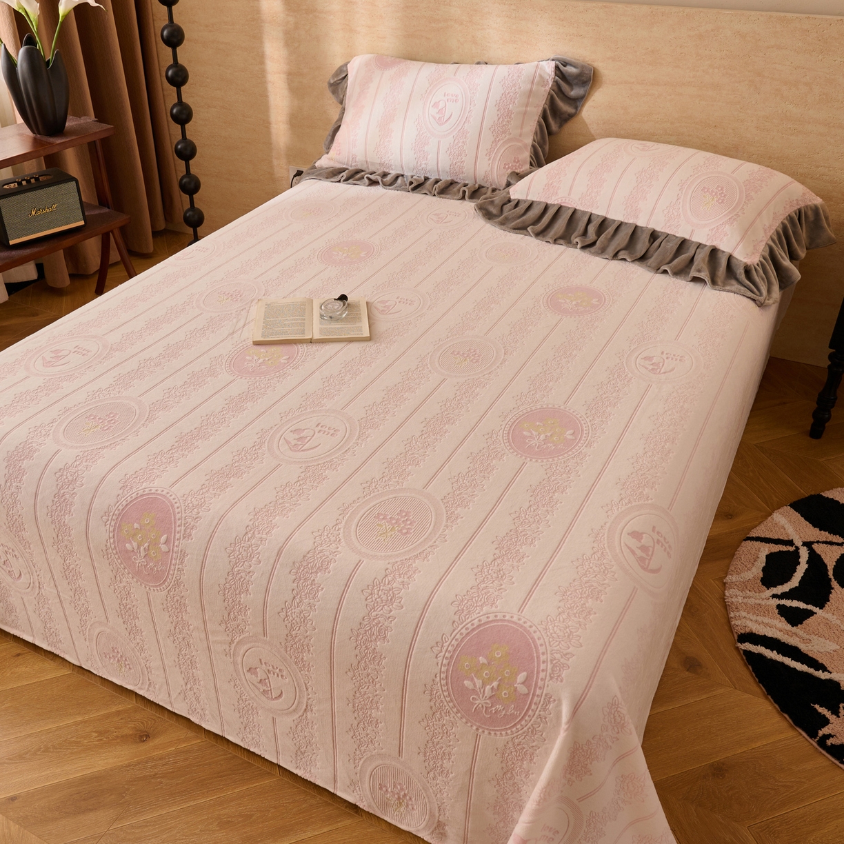 91家纺网 家纺一手货源 找家纺 早晨家纺 2025新款高克重牛奶绒烂花单品床单 粉韵