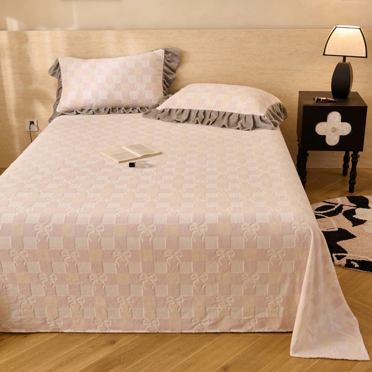 91家纺网 家纺一手货源 找家纺 早晨家纺 2025新款高克重牛奶绒烂花单品床单 格韵粉